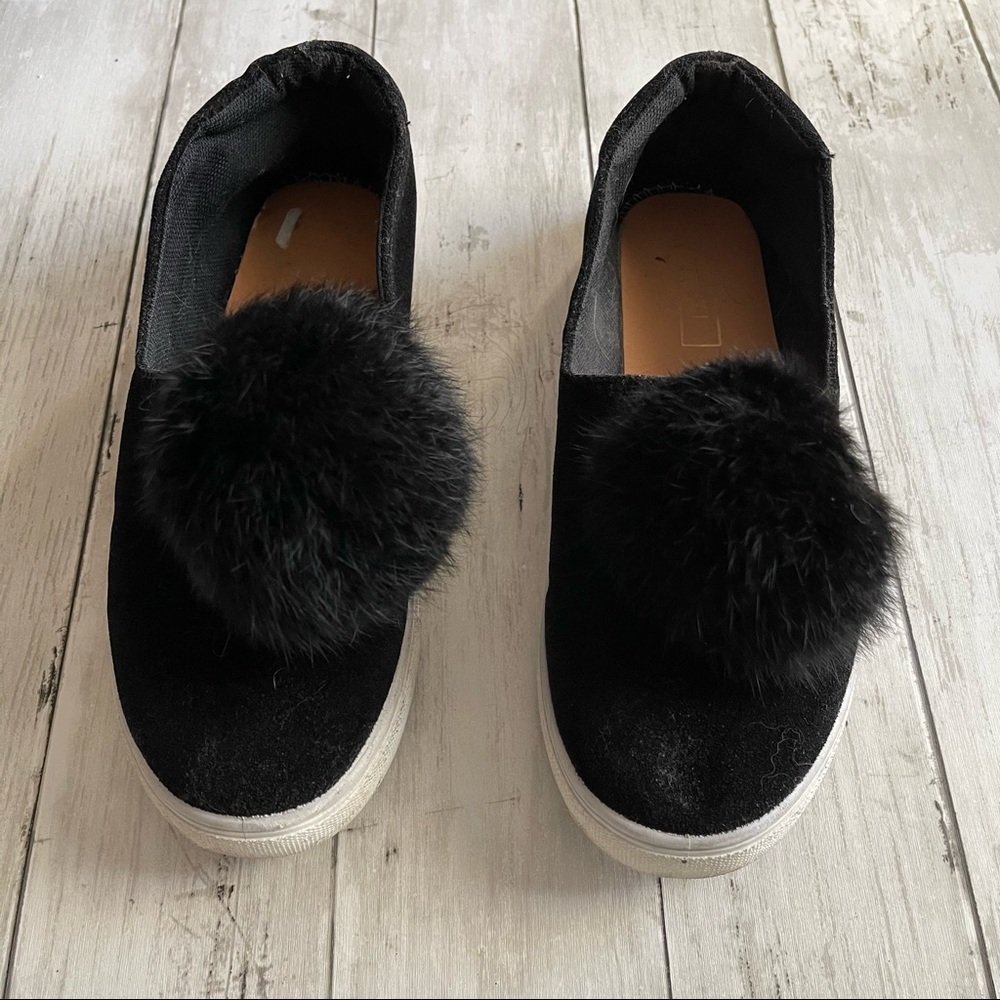 PREOWNED WOMENS POM POM POOF SLIP ON SNEAKER UNBRANDED SIZE 8